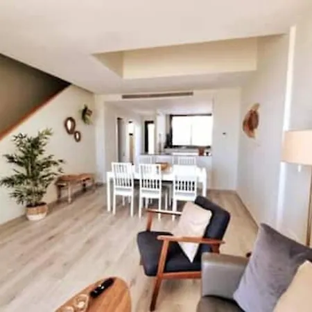 Σπίτι διακοπών Modern Terrassed House Close *